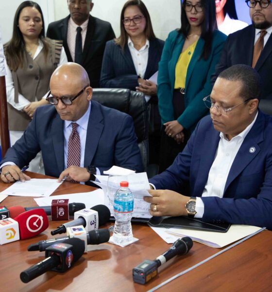 El Director Ejecutivo De Pro Consumidor Eddy Alcantara Y Representantes De COB RD Firman El Acuerdo