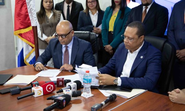 El Director Ejecutivo De Pro Consumidor Eddy Alcantara Y Representantes De COB RD Firman El Acuerdo