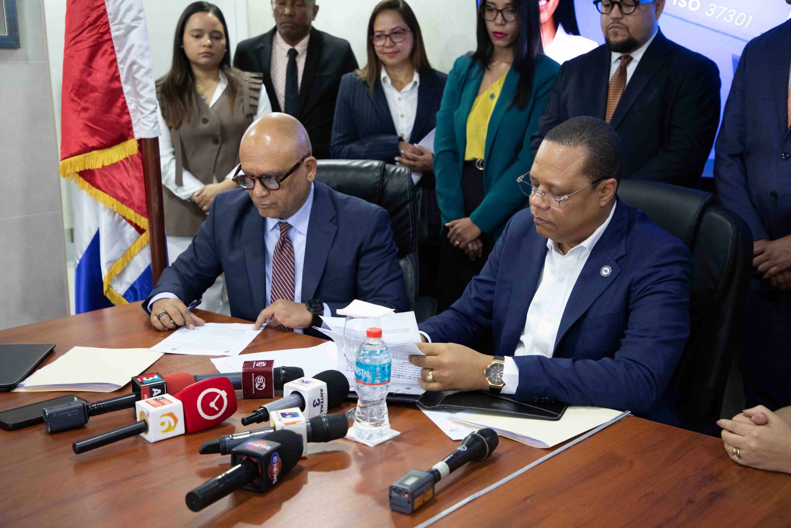 El Director Ejecutivo De Pro Consumidor Eddy Alcantara Y Representantes De COB RD Firman El Acuerdo Scaled