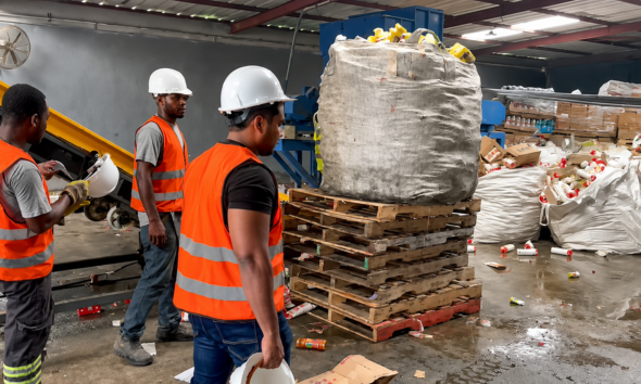 Foto Obreros Destruyen Toneladas De Productos Que Ponian En Riesgo La Salud De Las Personas Consumidoras. 