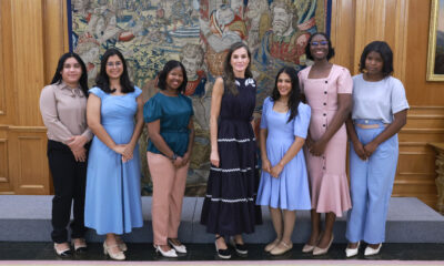 S.M. La Reina Con Las Becadas Dominicanas