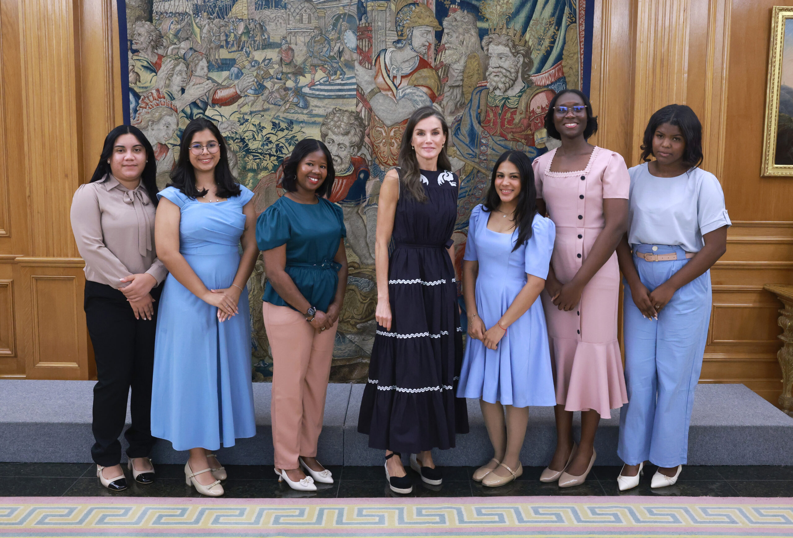 S.M. La Reina Con Las Becadas Dominicanas Scaled
