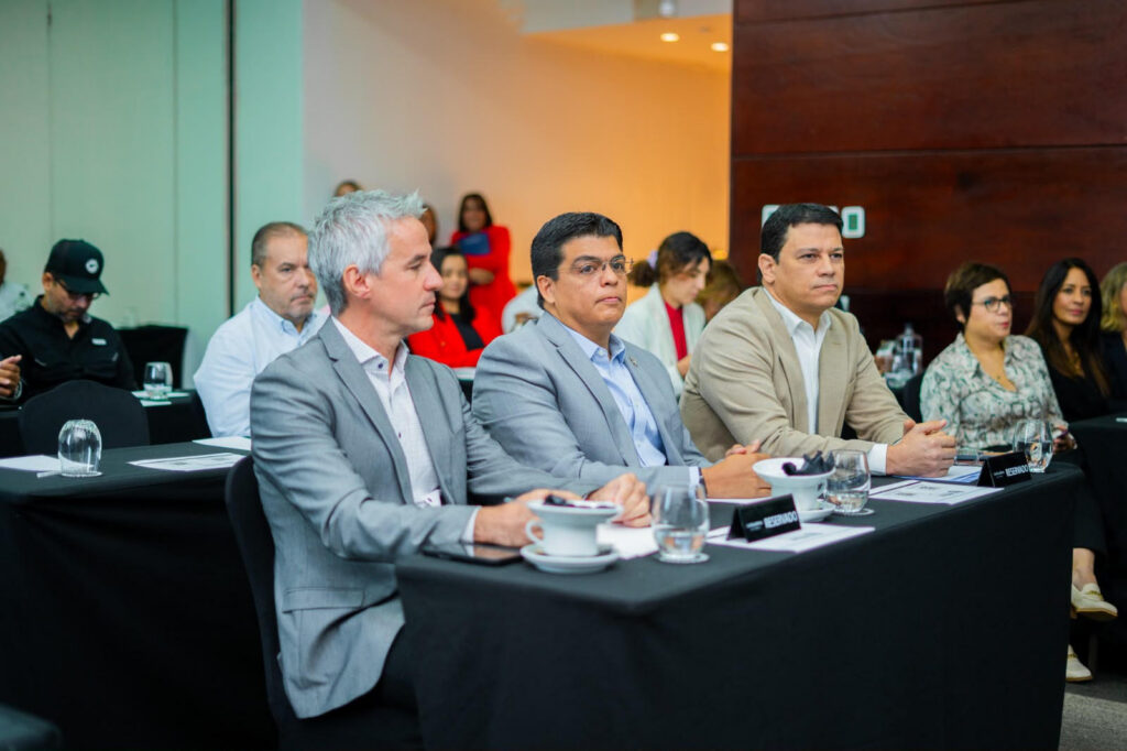 Ing. Fellito Subervi Director De La CAASD Miguel Baruzze Del BID Y Daniel Cabrera Del CAF