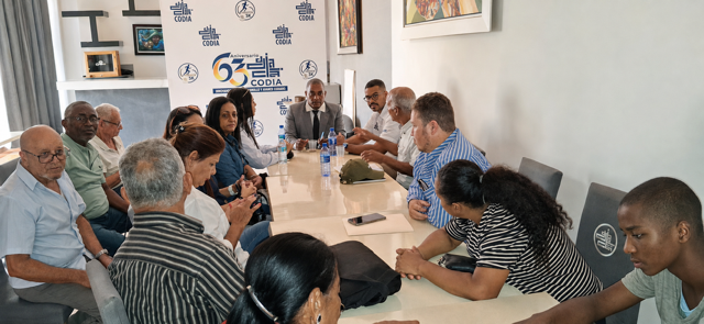 FAMILIARES DE CONTRATISTAS FALLECIDOS REUNIDOS EN EL CODIA