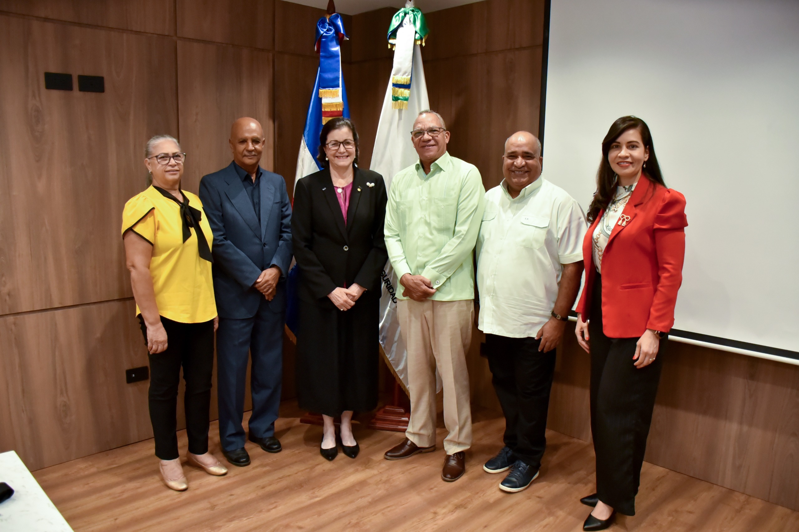 Foto La Gerente General Del CNSS Aura Celeste Fernandez Junto A Directivos Del MOPESEP