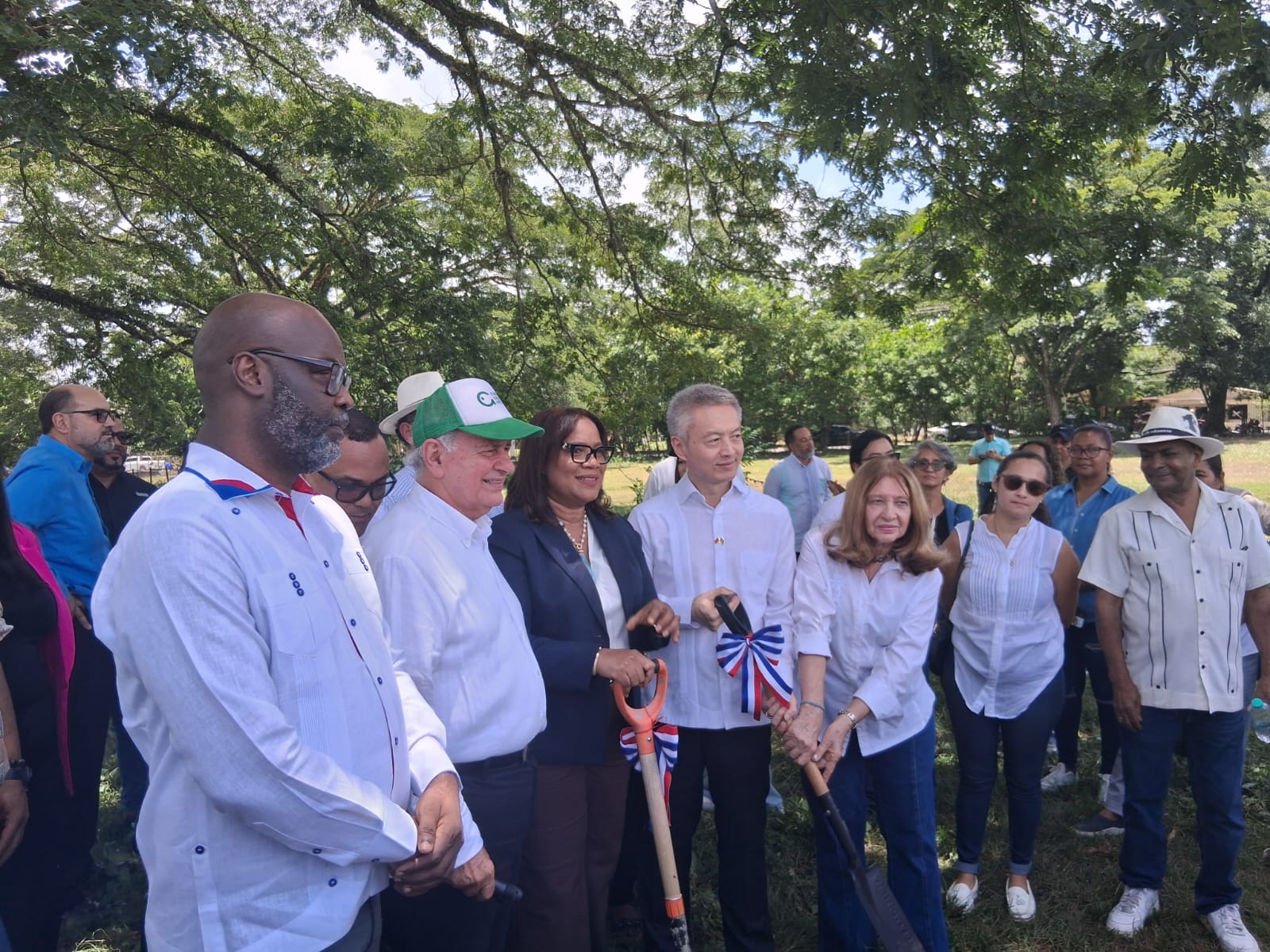 Foto Momento De La Ceremonia Del Primer Palazo Para Dejar Iniciado Los Trabajos De La Feria Ecoturistica Y De Produccion En Bonao