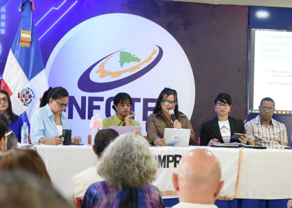 2. Sarah Hernandez Presidenta De Adompretur Presenta El Informe De Gestion. Le Acompanan En La Foto Rosa Lidia Lora Raysa Feliz Millizen Uribe Carmen Breton Y Marcos Cadet