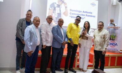 Dimanchy Recibe El Reconocimiento De Manos Del Director De La ONDA Y Sociedades De Gestion