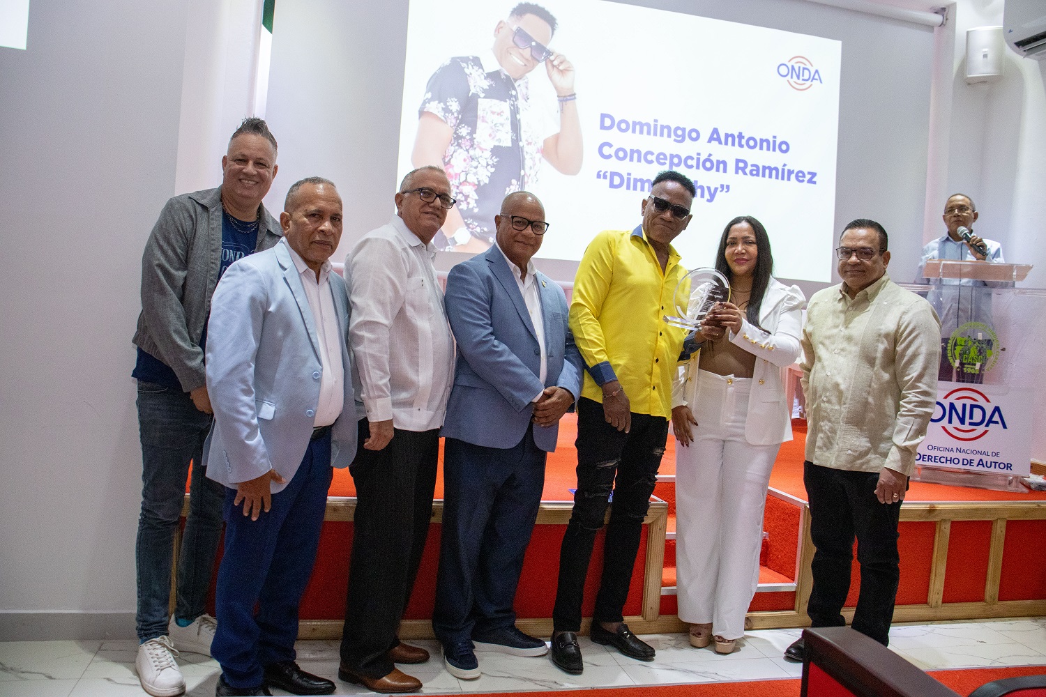 Dimanchy Recibe El Reconocimiento De Manos Del Director De La ONDA Y Sociedades De Gestion