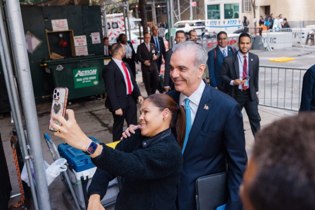 Aabinader En Nueva York Se Toma Foto Con Una Dominicana. 