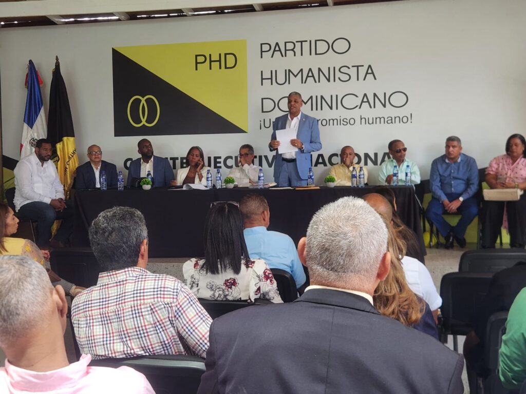 Foto 2 El Presidente Del PHD Ramon Emilio Goris Habla En Una Reunion De Dirigentes De La Organizacion