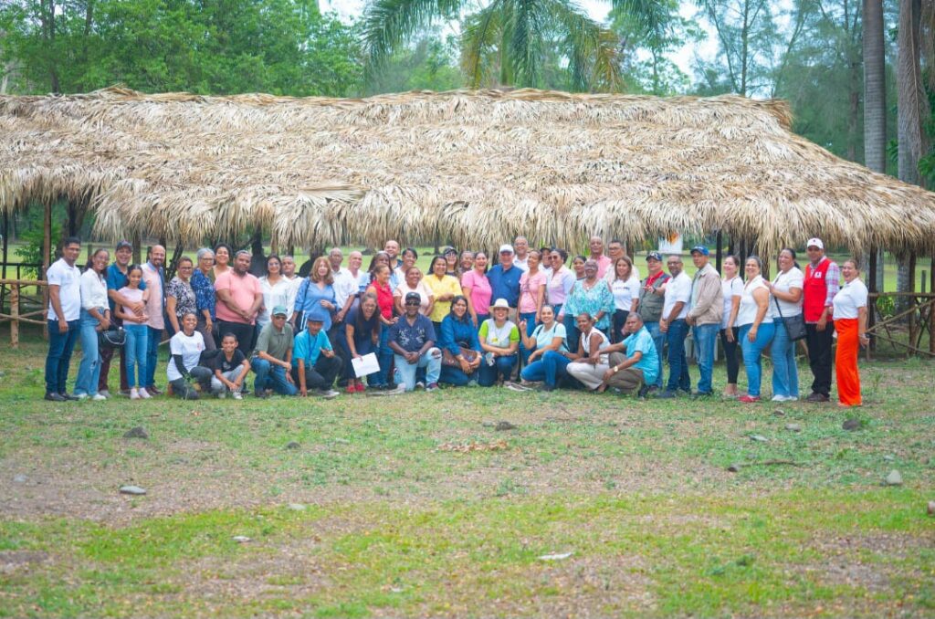 Foto 2 Los Directivos De La Fundacion Ciencia Y Arte Jacqueline Boin Y Jose Serulle Ramia Junto A Las Delegaciones De Las Diferentes Entidades Que Participaron En La Reunion