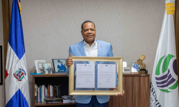 El Director Ejecutivo De Pro Consumidor Eddy Alcantara Con El Reconocimiento De La ONU UNCTAD. 1