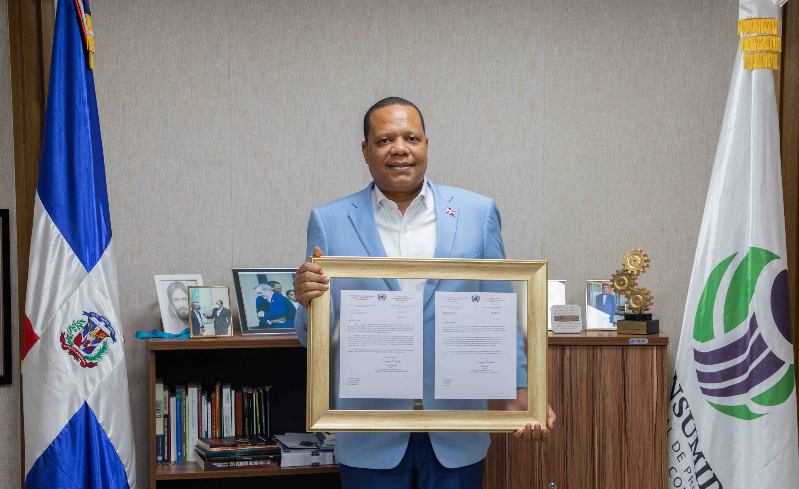 El Director Ejecutivo De Pro Consumidor Eddy Alcantara Con El Reconocimiento De La ONU UNCTAD. 1 Scaled