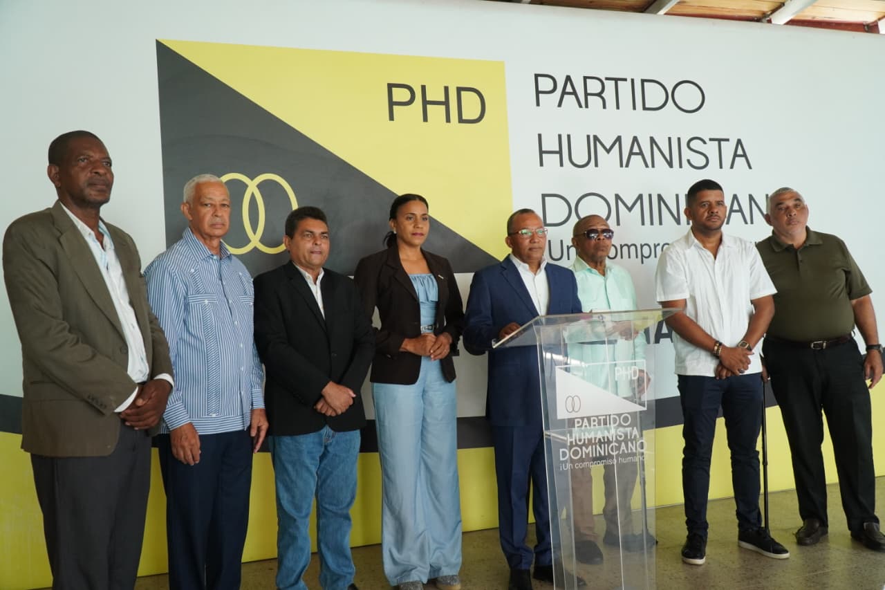 Foto El Abogado Bunel Ramirez Meran Habla En La Rueda De Prensa En La Sede Del PHD